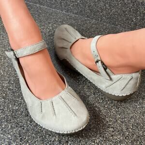 Clarks Artisan Womens 7.5M Comfort Casual Cream Suede Ankle Strap Mary Jane Flat